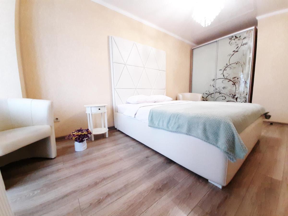 Vip Apartments Lutsʼk Extérieur photo