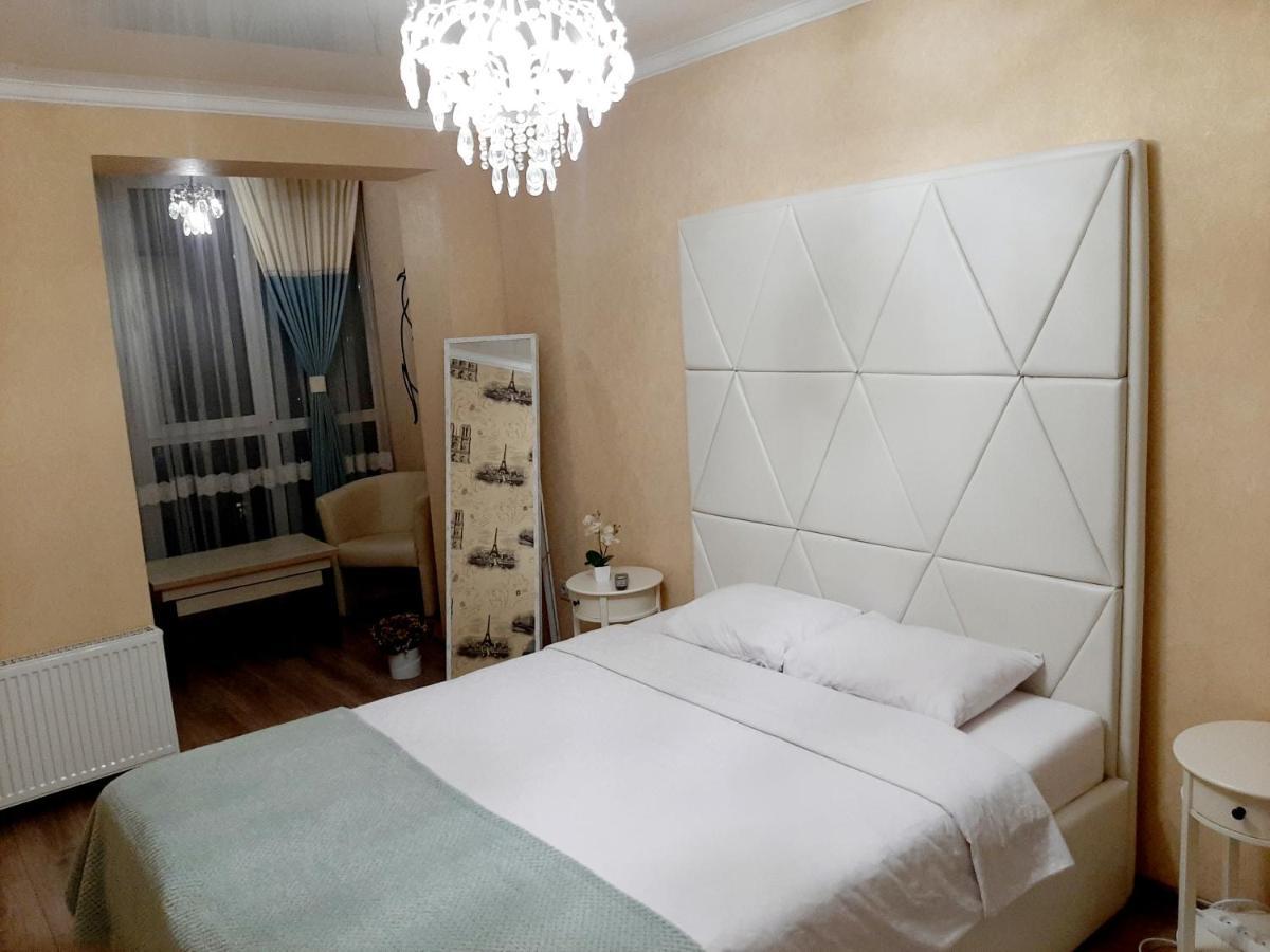 Vip Apartments Lutsʼk Extérieur photo